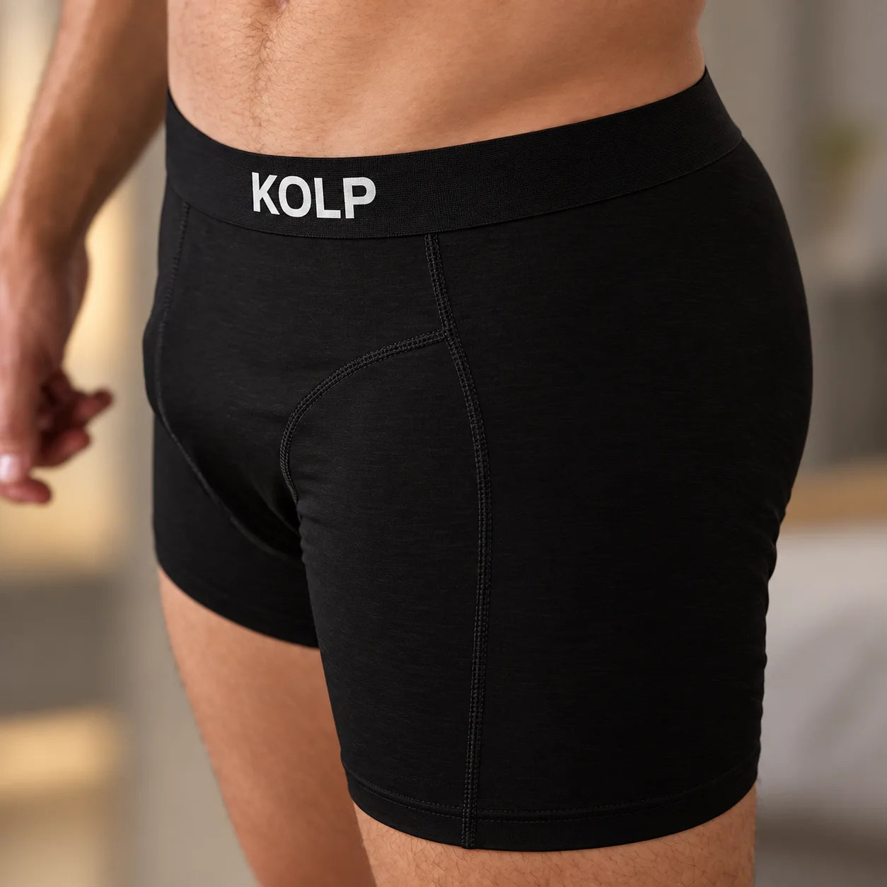 A KOLP szövött derékpántja közelről, fekete boxeralsón